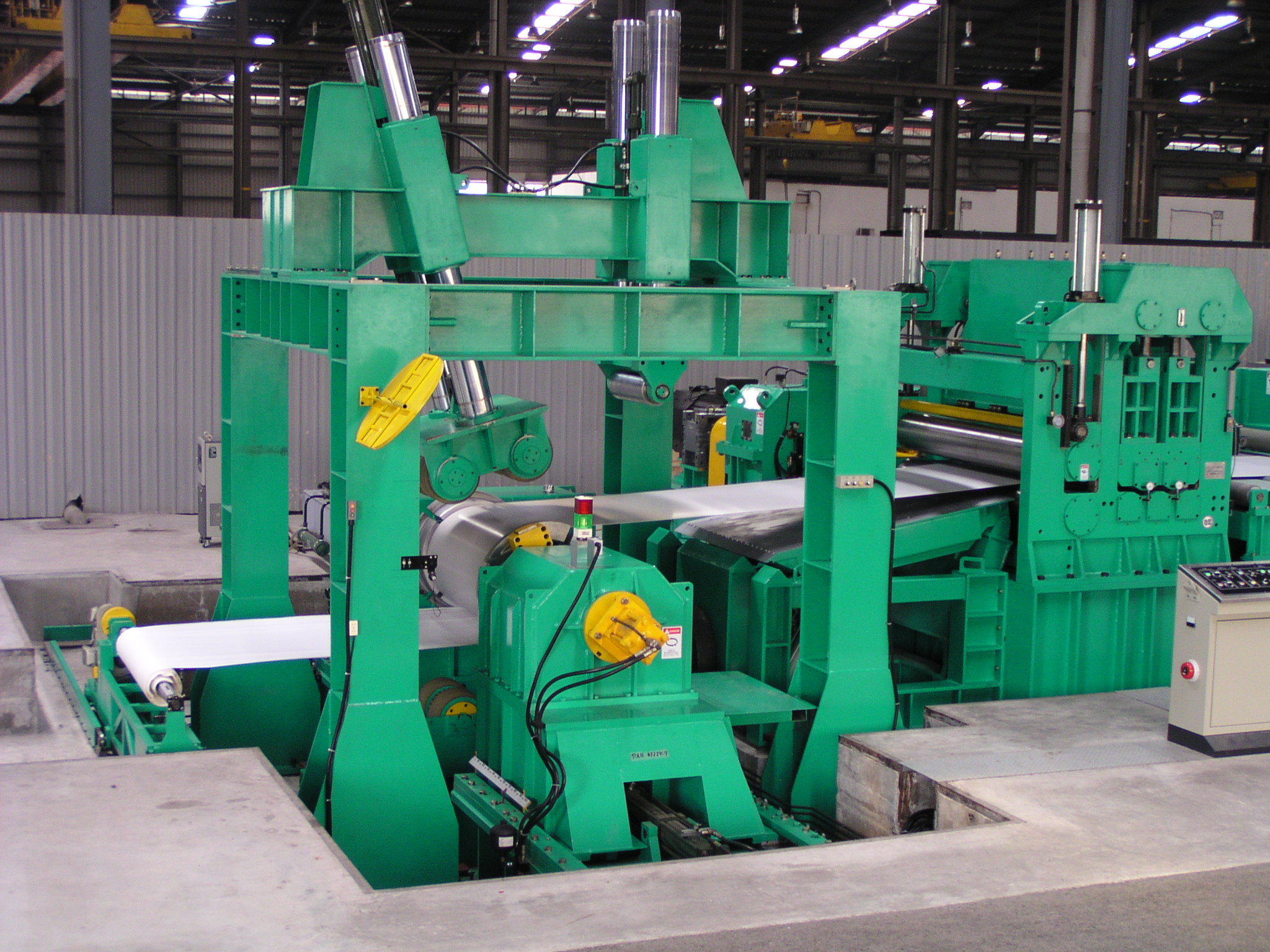 Uncoiler with paper rewinder